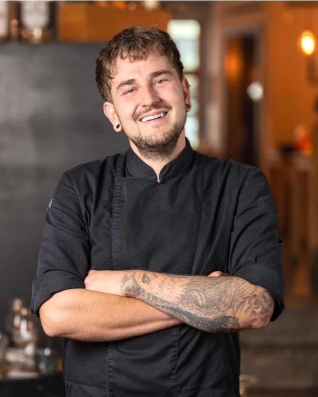 Der Küchenchef aus der Schweiz bringt Wettbewerbserfahrung, Präzision und jede Menge Ehrgeiz mit ins Vorfinale.