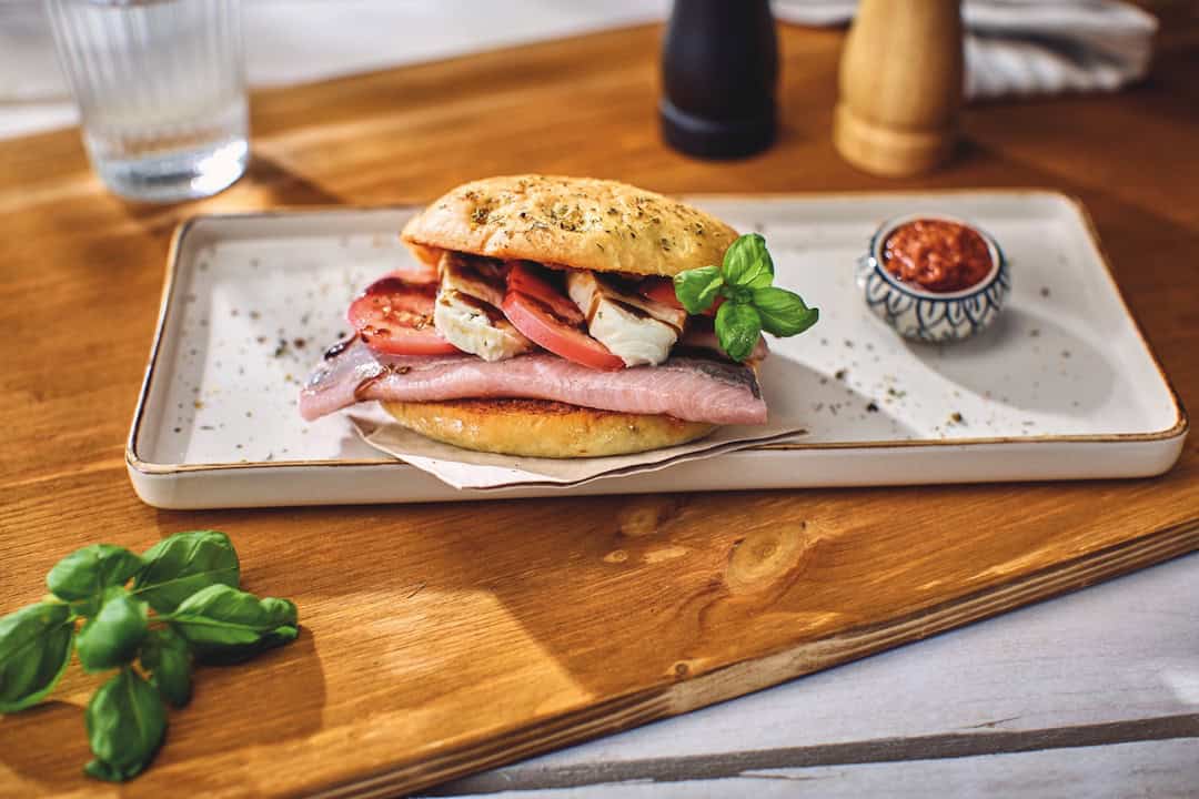 Station-1_Hamburg-Elbe_Matjes-Focaccia-Caprese_c-Friesenkrone