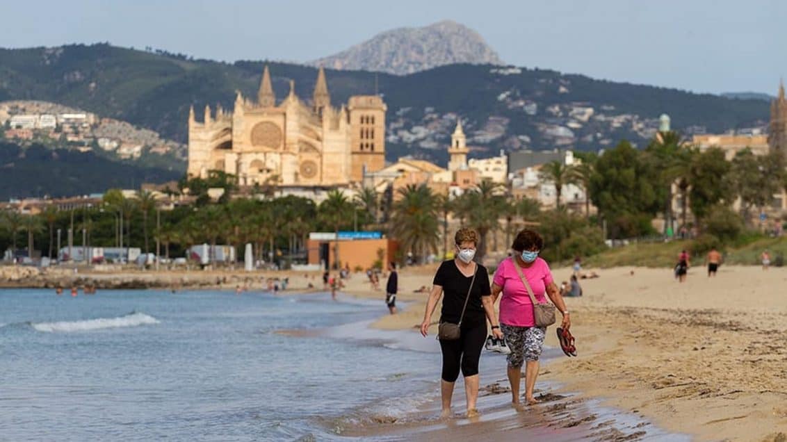 Touristen-Urlaub-Palma-Mallorca-Maske-Corona-Strand-Meer-1132x636