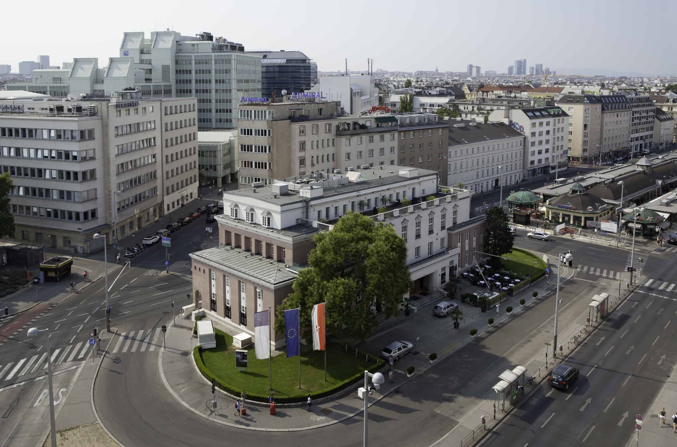 Art-Déco-Gebäude-am-Naschmarkt-c-Stephan-Wyckoff