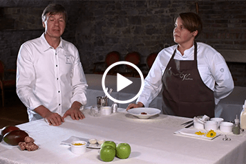 3-Sternekoch Joachim Wissler zeigt eine Kombination aus Sonnenblumenmousse & Mango, Vendome Bensberg Deutschland