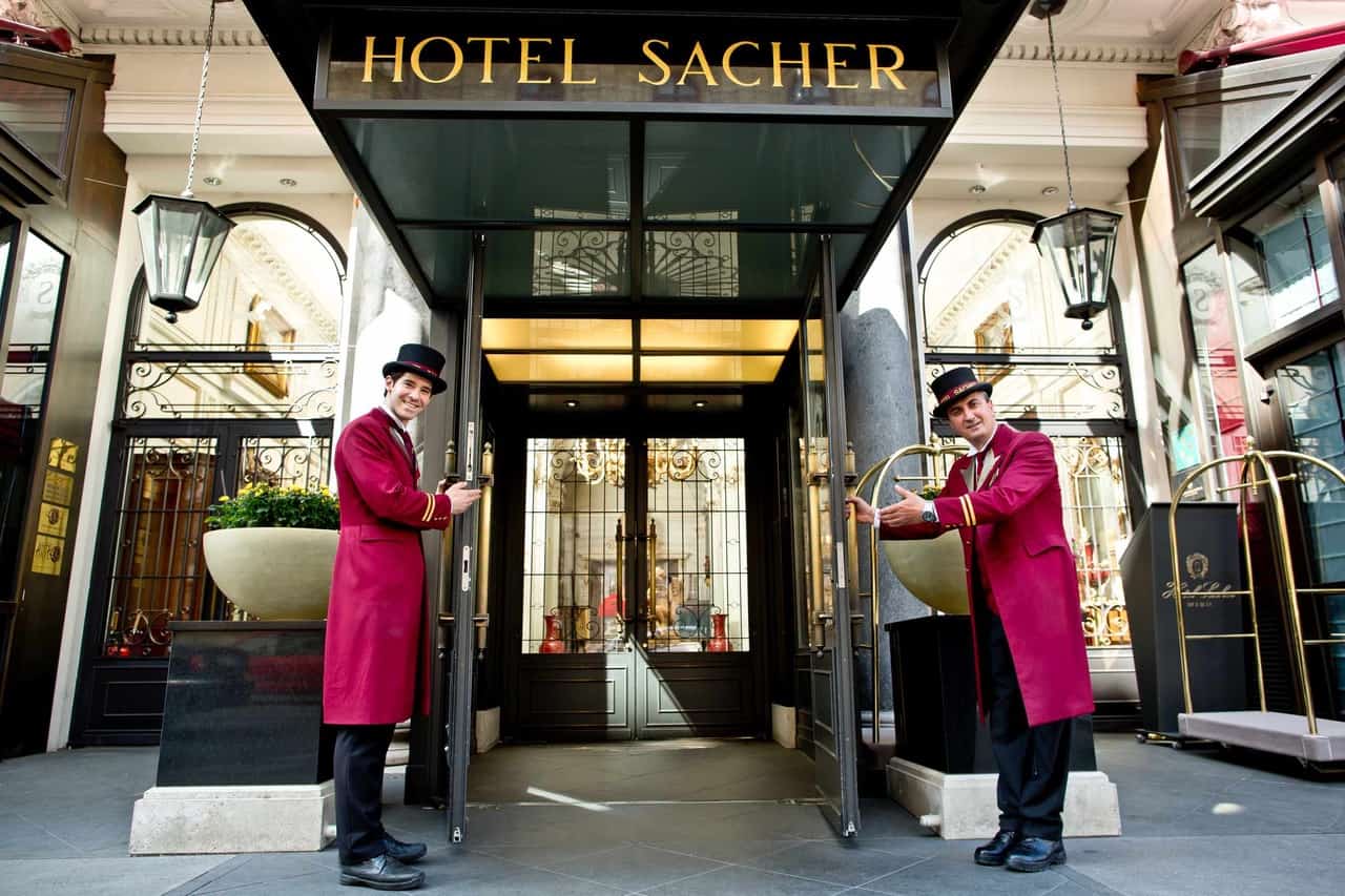 Der Eingang von Hotel Sacher steht offen