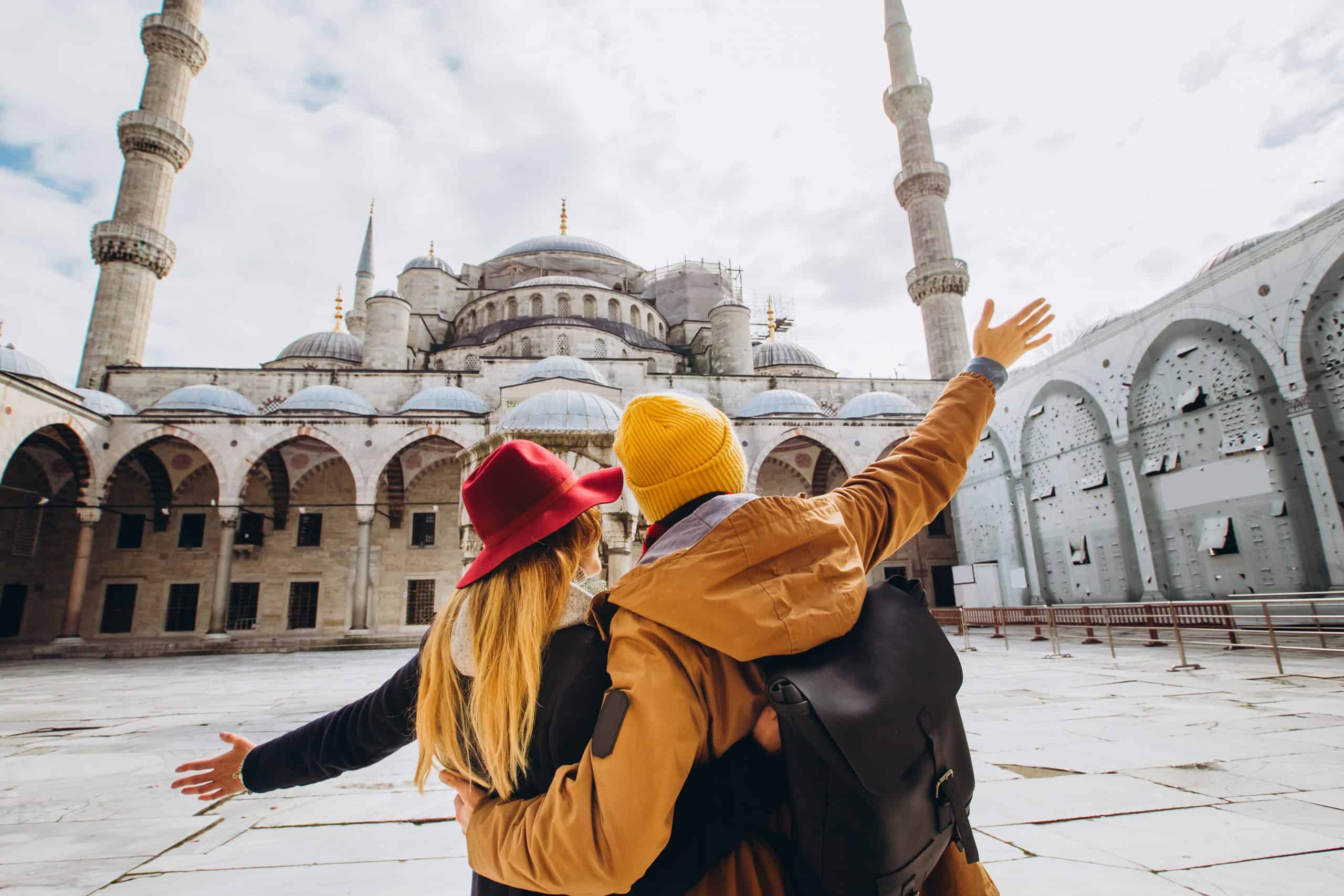 Touristen vor Moschee in Istambul