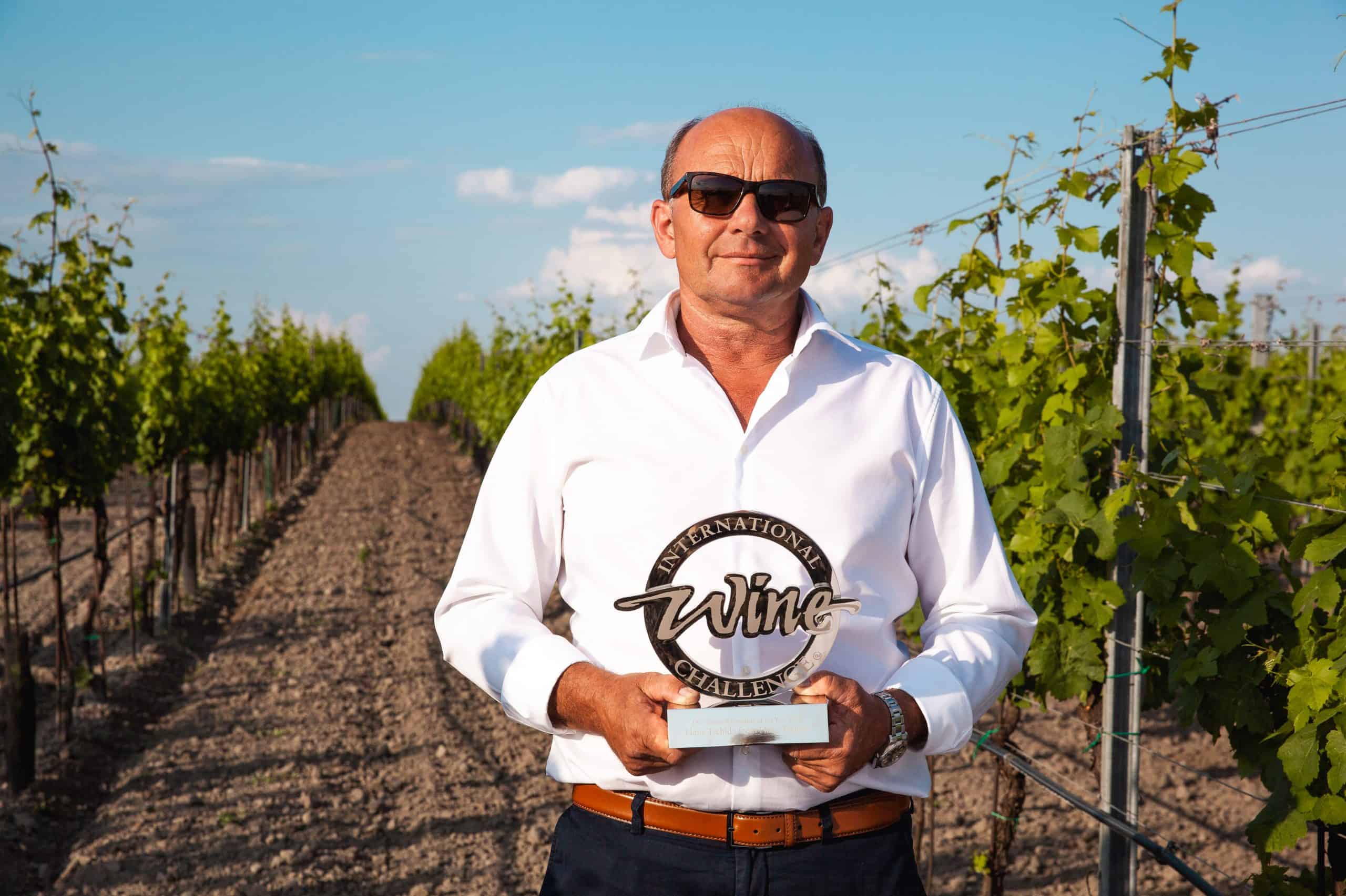 Hans Tschida mit Trophäe der International Wine Challenge