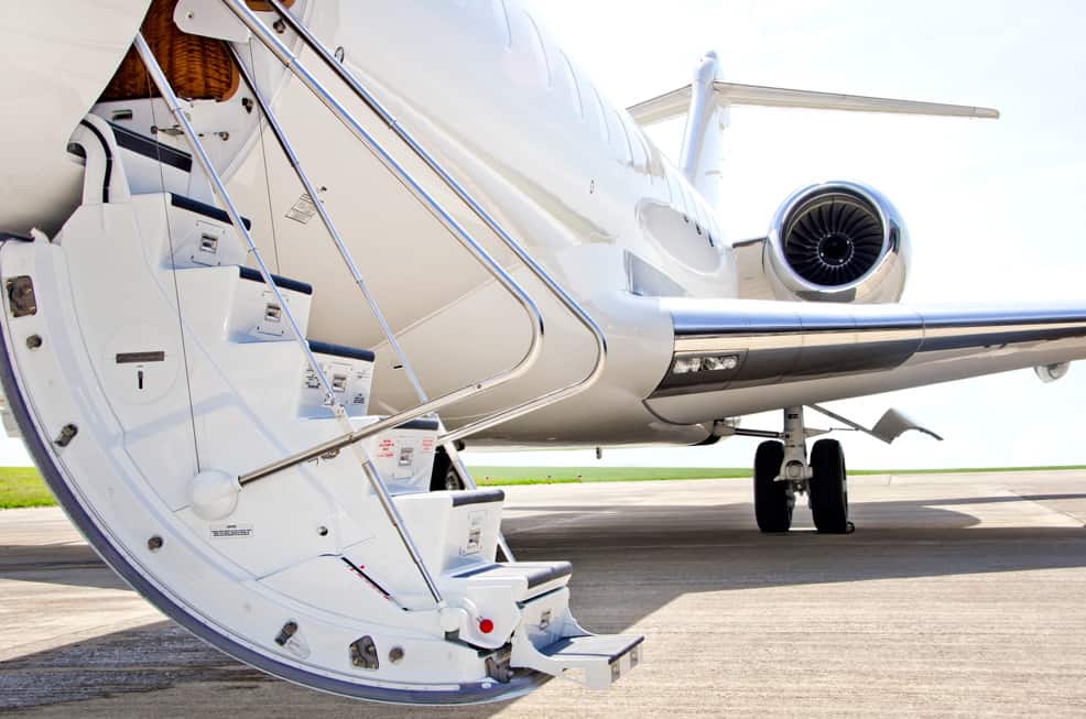 Moderner Privatjet mit Treppe