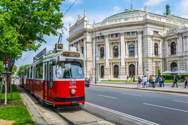 Burgtheater mit Straßenbahn in Wien