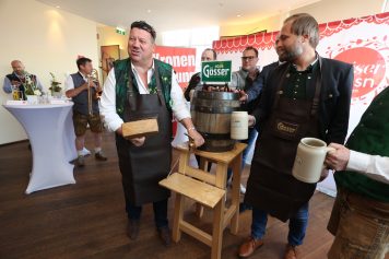 18_Wiesn-Schurli_Mitteröcker_Bieranstich-c-c-356x237