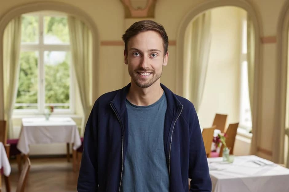 Bild-1_Jonas-Mog_ahead-burghotel-place-to-V-_1_