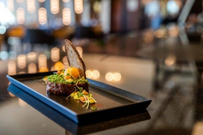 Beef-Tartar-c-DOX-Hotel-Hyatt-Regency-Düsseldorf-scaled-e1666710873178