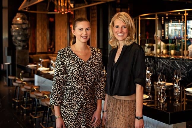 vlnr.-Annelena-Kohlen-DOX-Restaurant-Bar-Manager-und-Nina-Luig-Director-of-Operations-Hyatt-Regency-Düsseldorf-e1666710798883