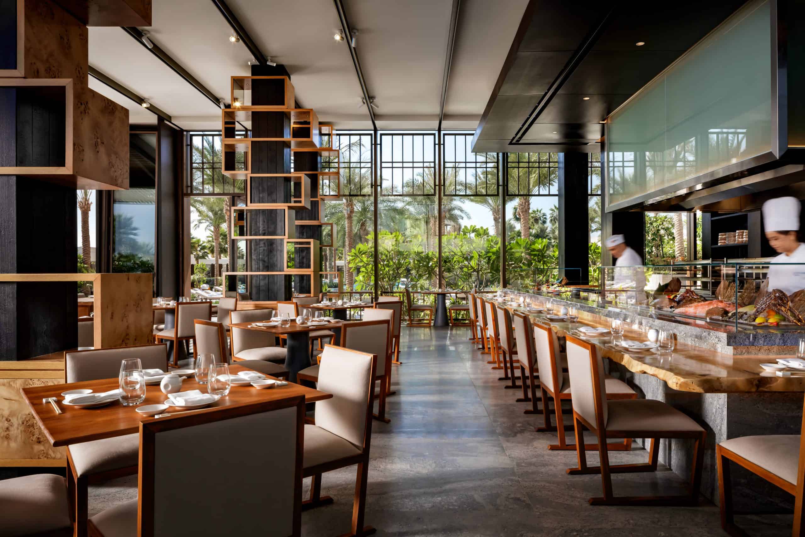 nobubythebeach-dininginteriorwithchefs-scaled