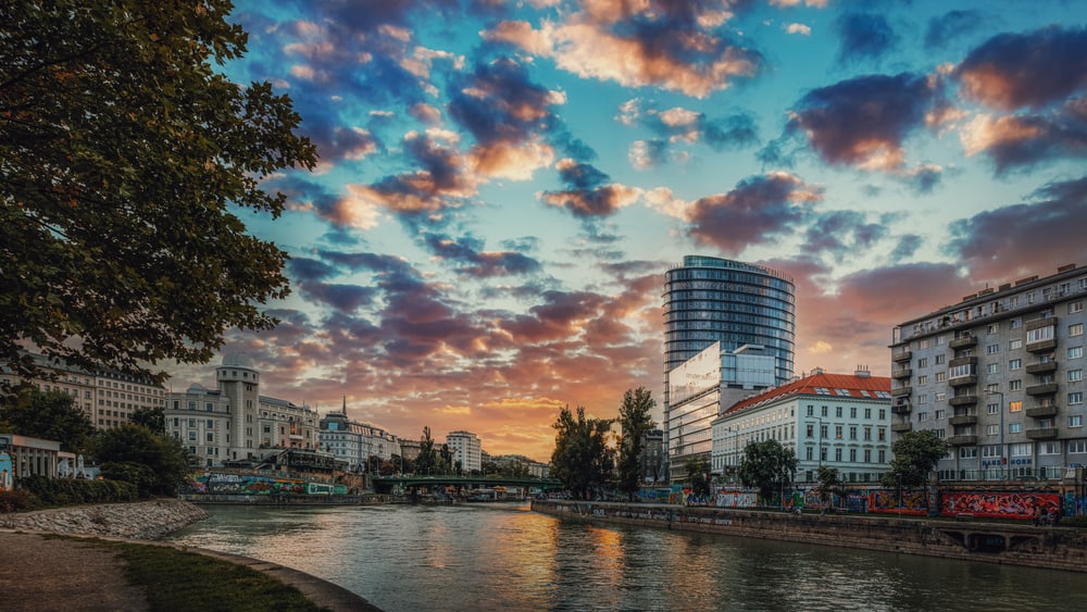 shutterstock_1975150508_donau-kanal