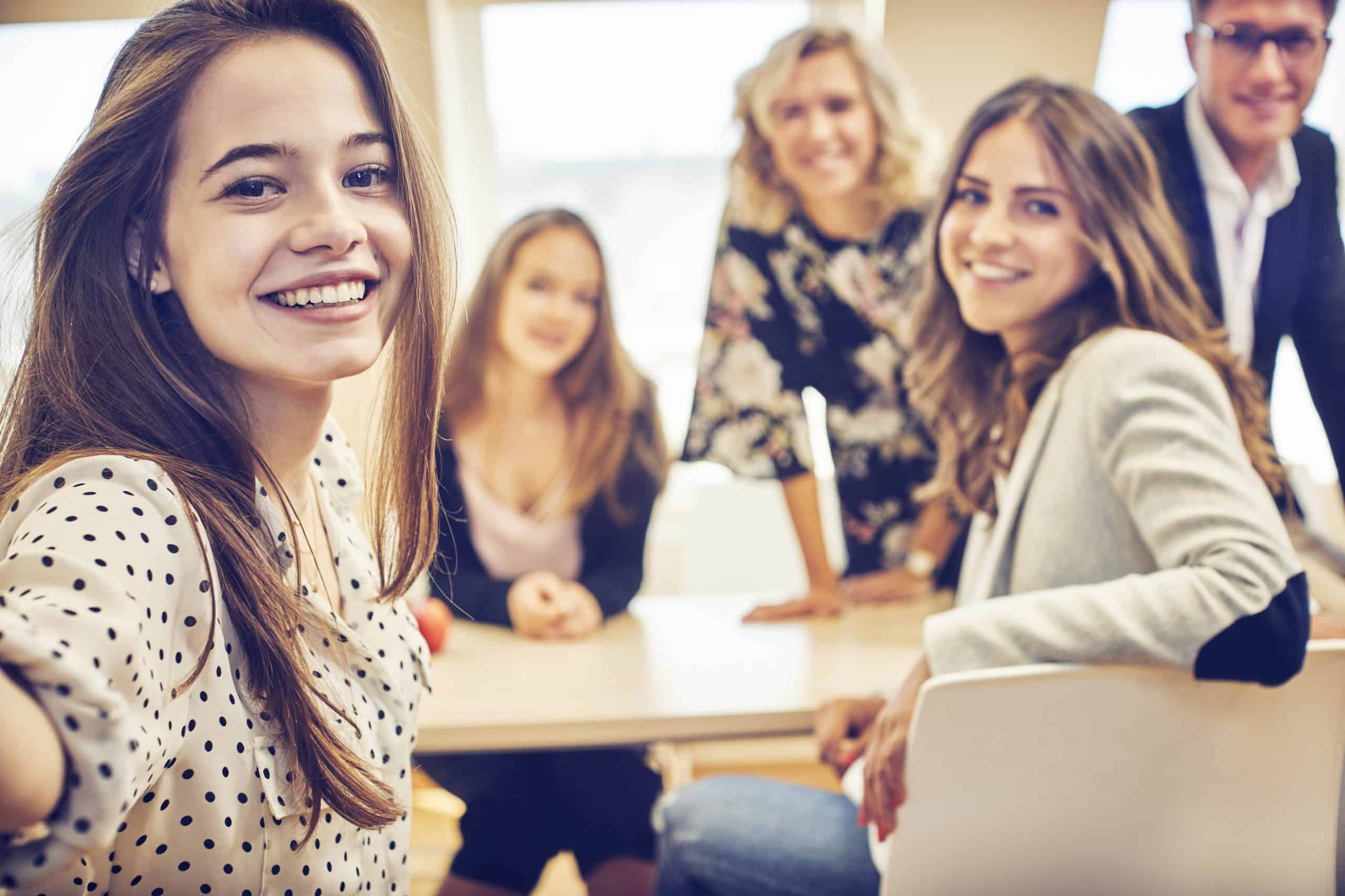 vier-studentinnen-und-ein-student-an-der-wien-der-wkw-scaled