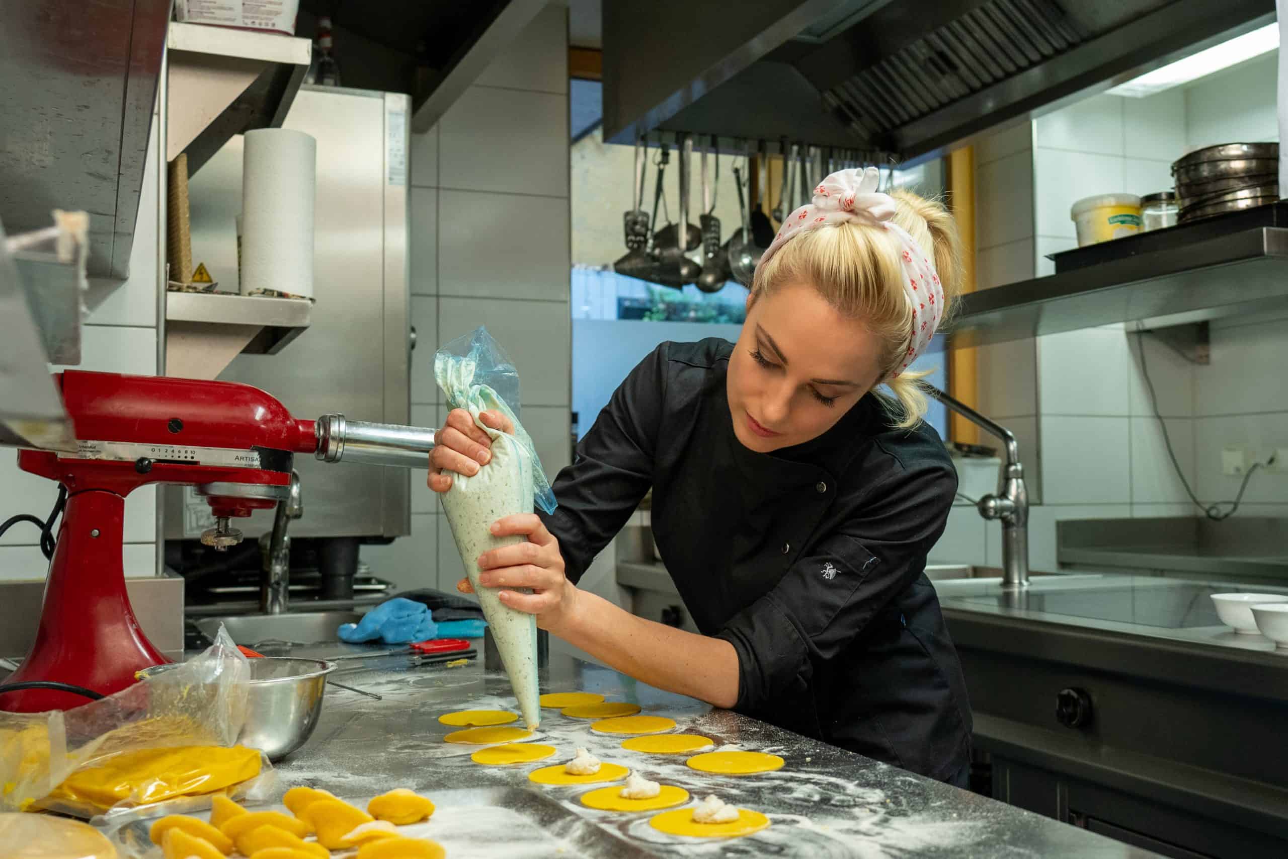 06-Silvia-Schneider-Kochlehre-bei-Göttfried-SDG493-scaled