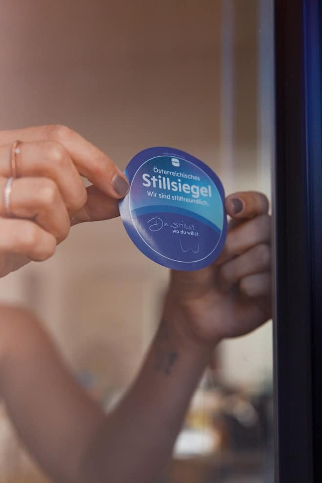 06_Die-ersten-Betriebe-bekleben-heute-ihre-Tueren-mit-dem-Osterreichischem-Stillsiegel_c_Alina-Diesner