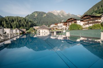 670x400-STOCK-resort-Sommer-356x237