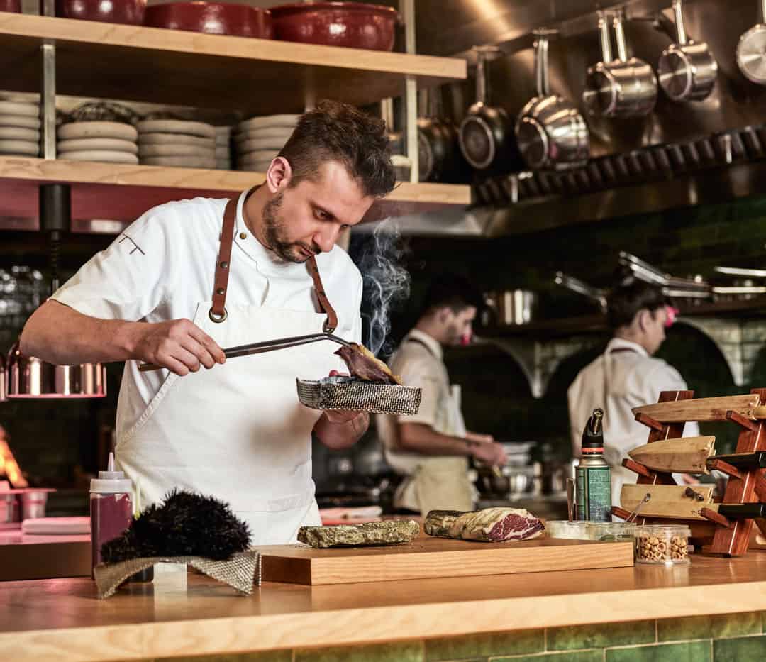 Fatih-in-Kitchen-PC_Ibrahim-Oezbunar.