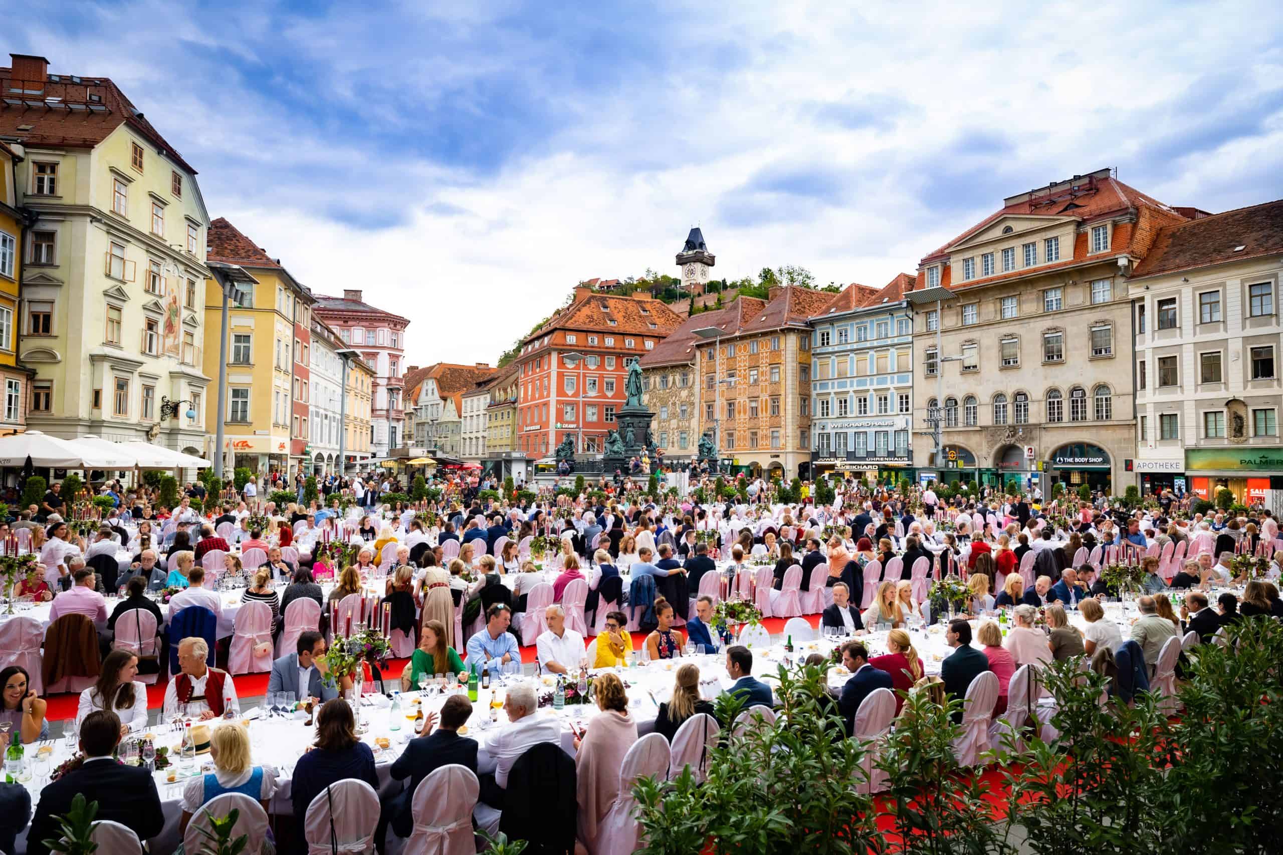 Lange-Tafel-c-Graz-Tourismus-Werner-Krug-2-scaled