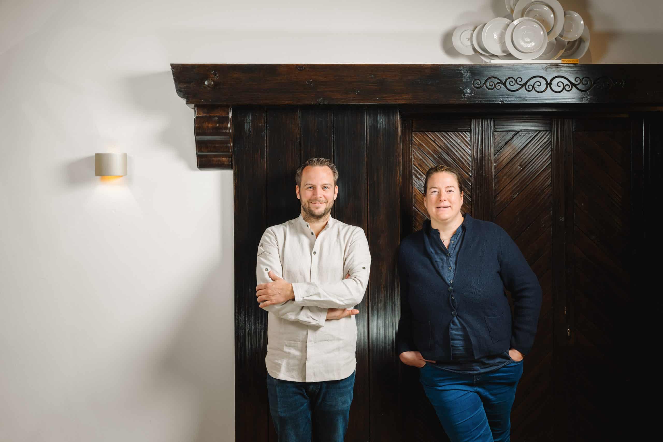 zum-goldenen-hirschen-christoph-parzer-und-inge-hinterwirth-foto-karl-steinegger-33x22cm-300dpi-scaled