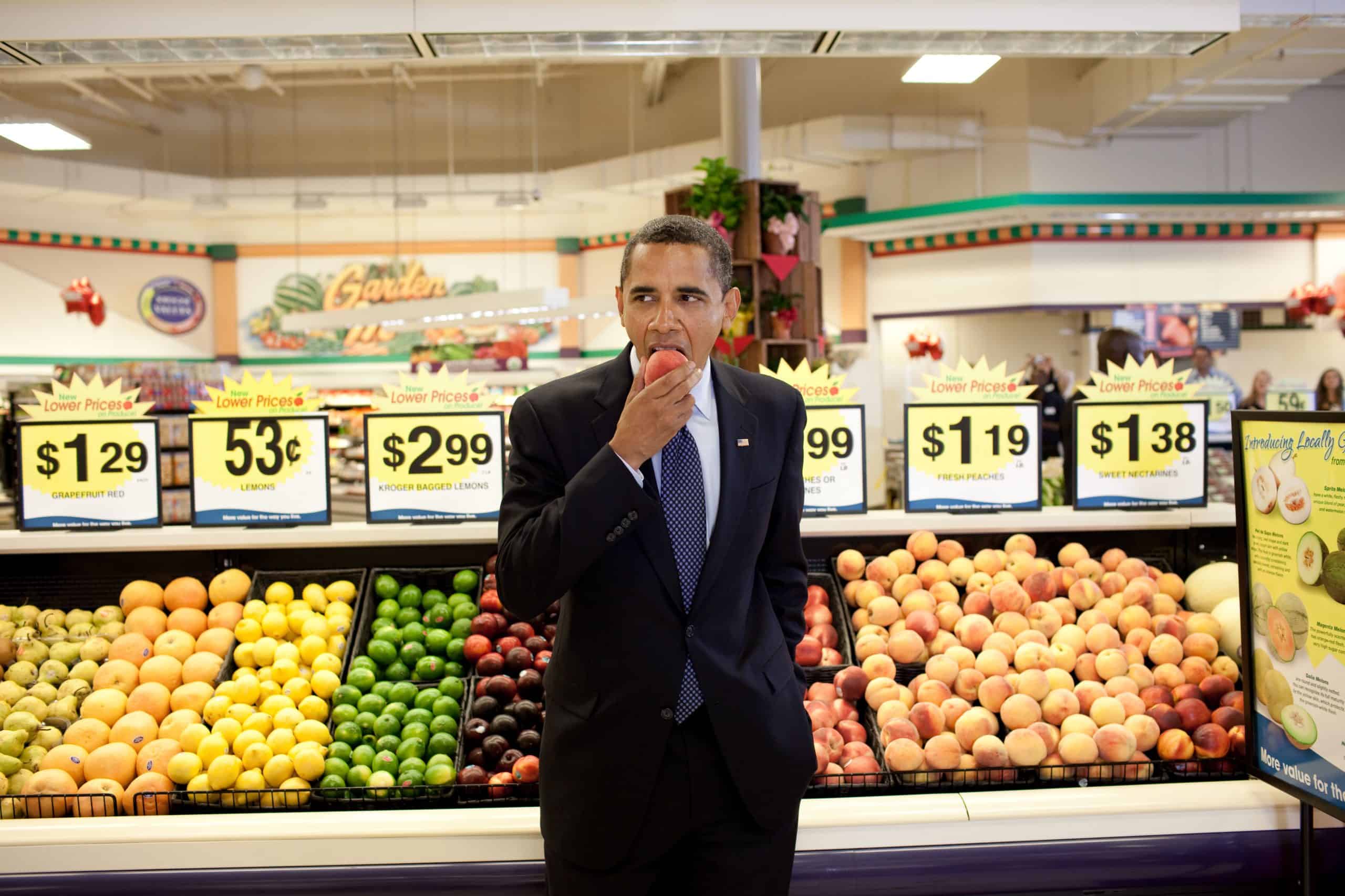 Barack_Obama_eats_a_peach_3818237174-scaled