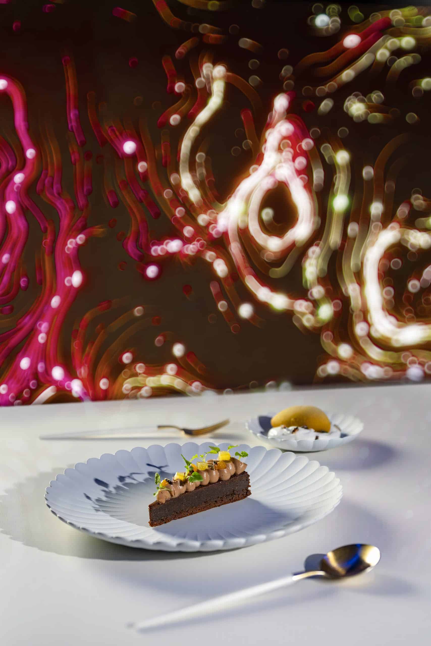 Suesse-Verwandlung-im-Raum-Incarnation-von-Peter-Hagen-Wiest-scaled