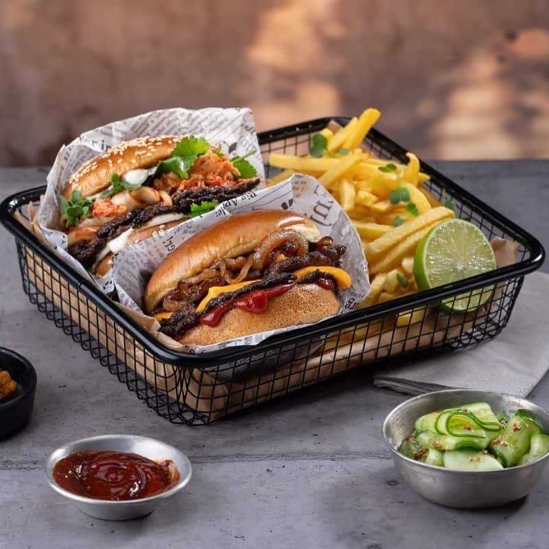 Zwei appetitliche Smash-Burger in einem Servierkorb