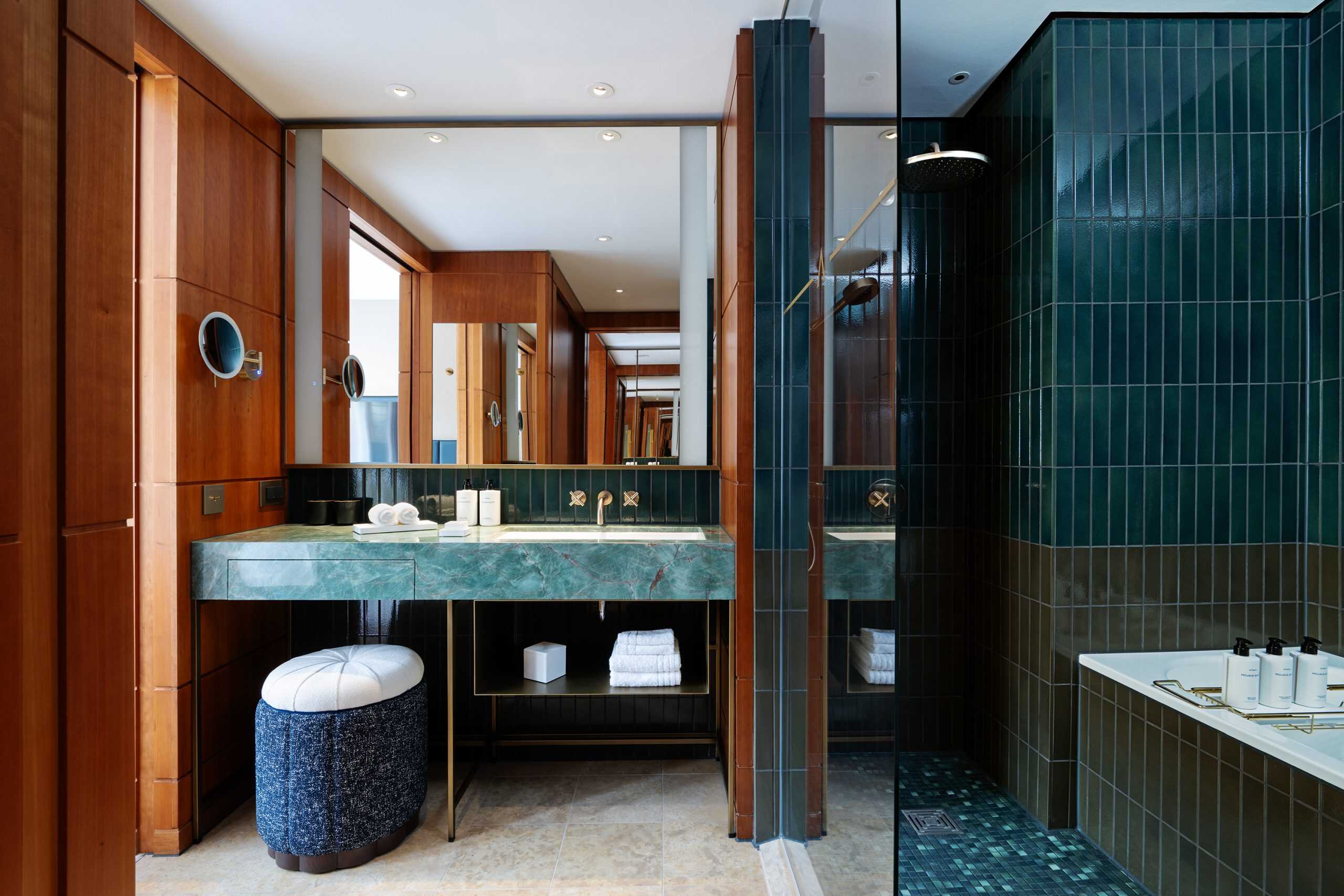 Deluxe_Balcony_Bathroom-c-Conrad-Hamburg-scaled