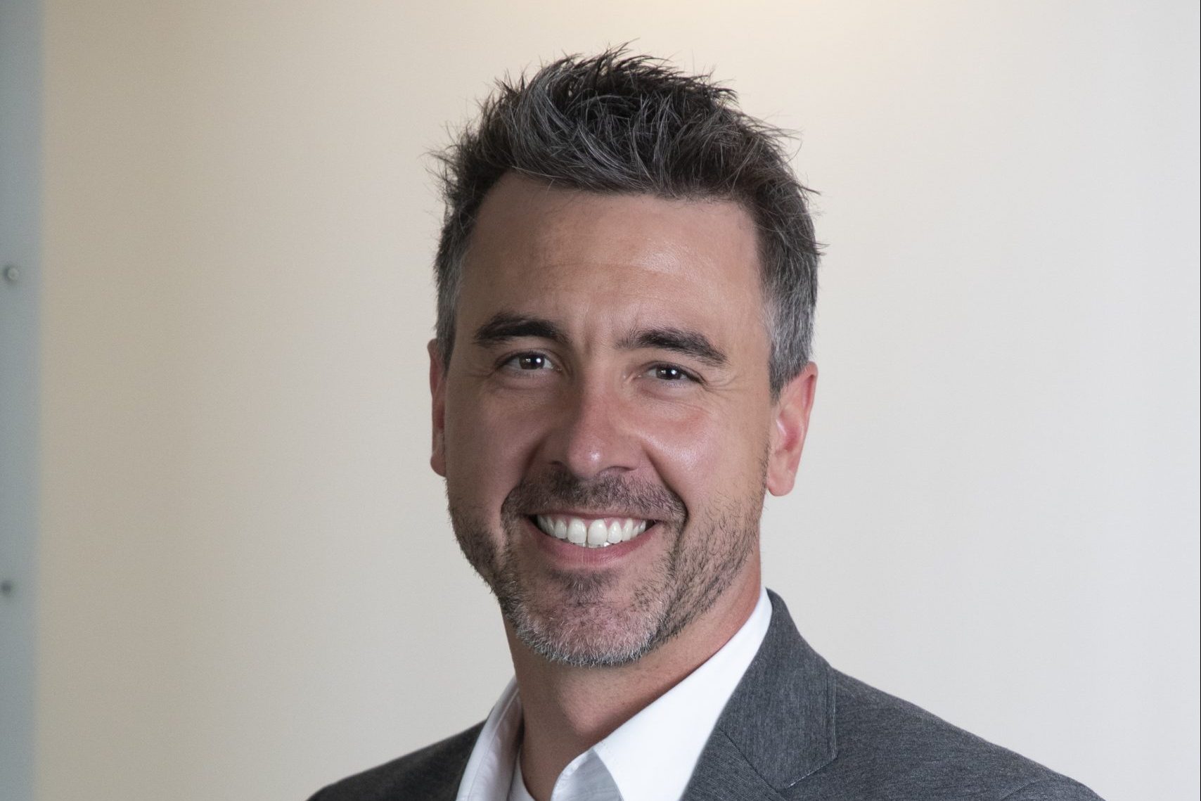 Martin-Kalina-General-Manager-Alpenrose-Familux-Resort_01-scaled-e1757423460865