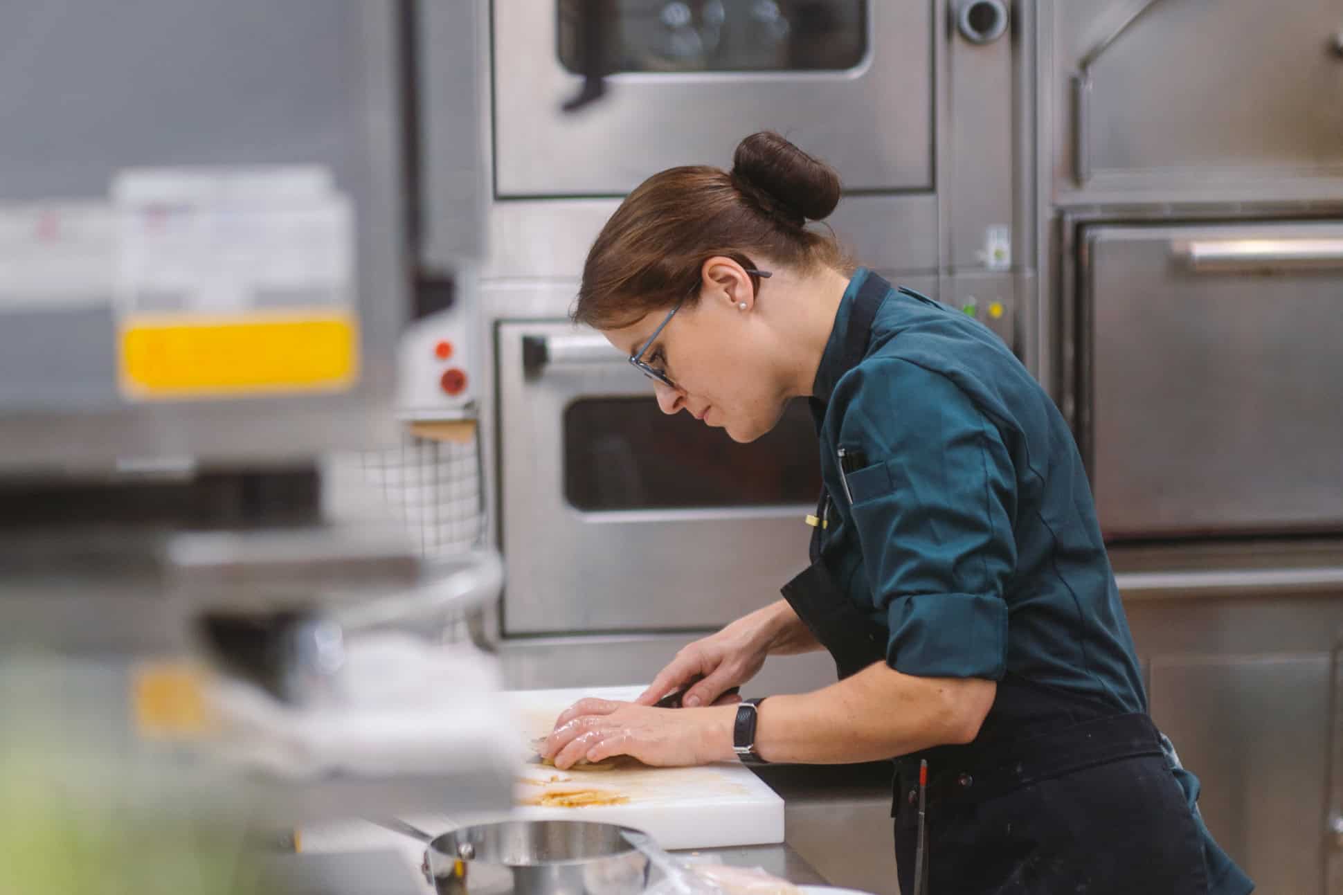 Sterneköchin Cornelia Fischer im Restaurant Überfahrt | Foto: Studio49