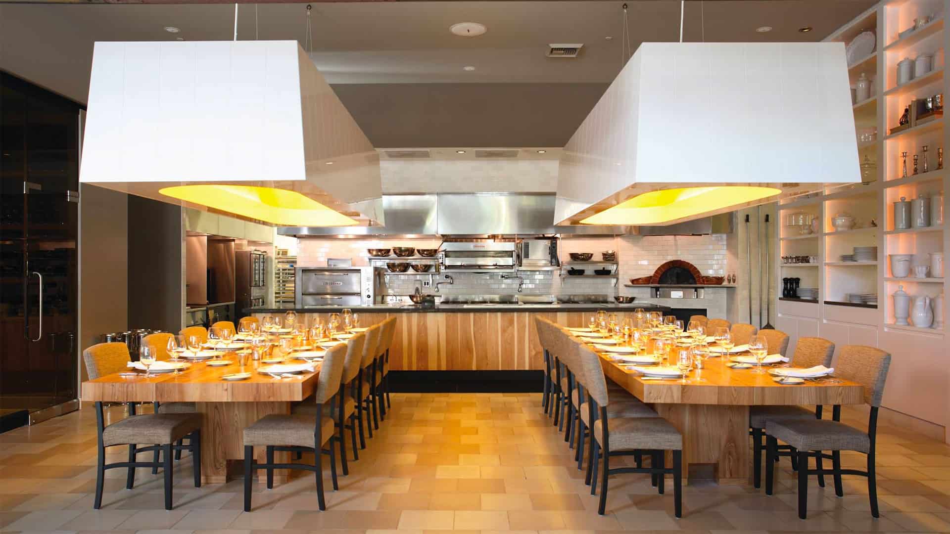 An/neben einem Chef's Table wird direkt gekocht | Foto: Ella Dining Room and Bar