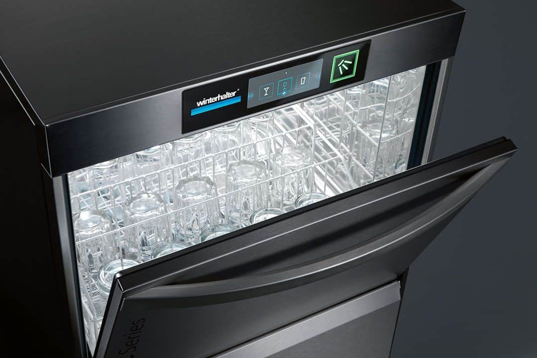 Geöffnete Spülmaschine von Winterhalter