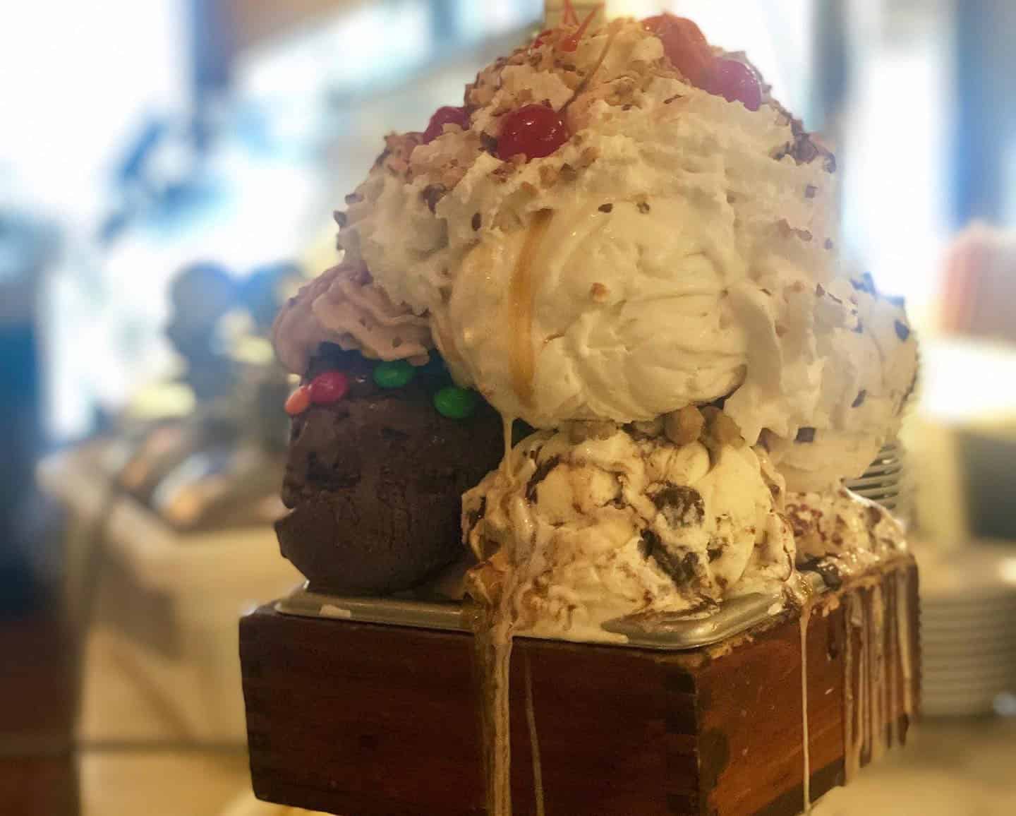 Food-Challenges im süßen Stil, mit Eis und Schlagsahne