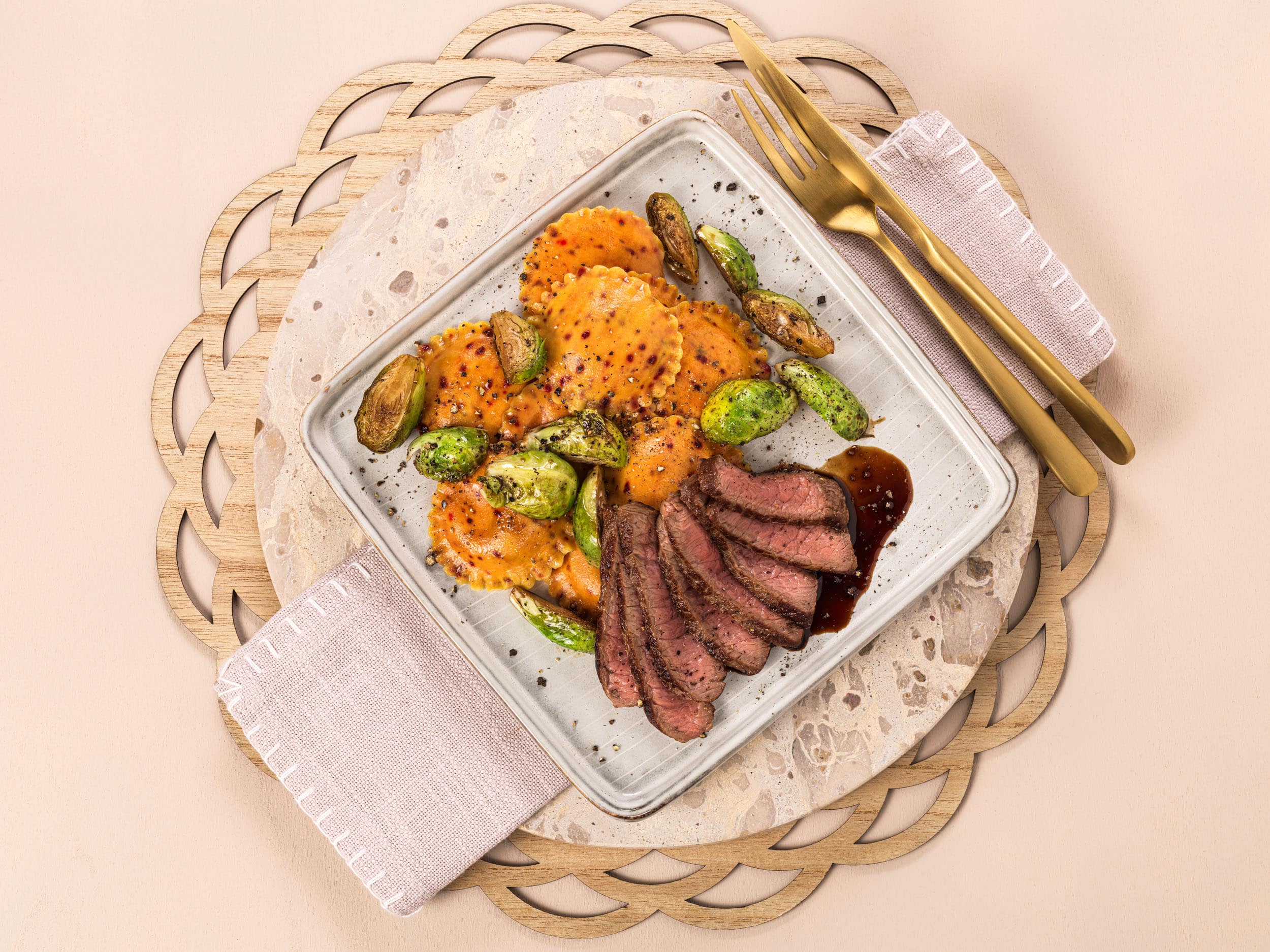 Tortellini mit Fleisch auf weißem Teller