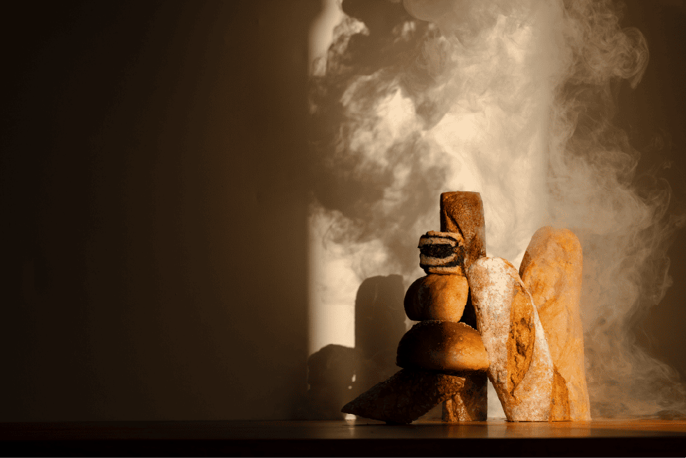 Verschiedene Backwaren frisch aus dem Ofen