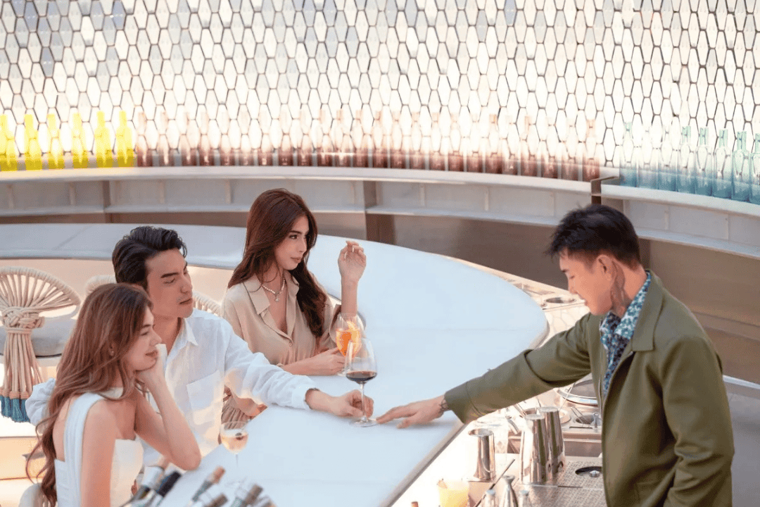 Asiaten trinken Cocktail im SO/ Bangkok