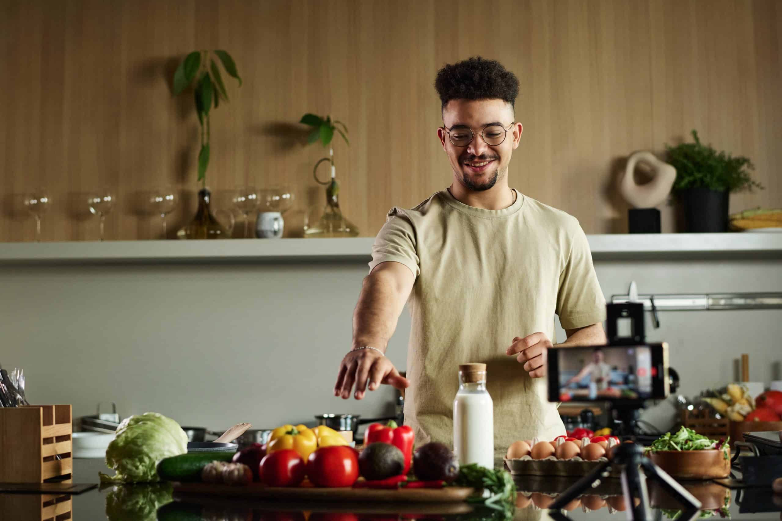 Corporate Influencer bei Videodreh kochen