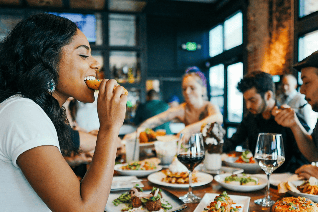 Freunde teilen Essen am Tisch