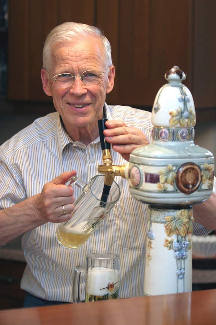 Jugendstil-Zapfsäule-mit-Hausherrn_kleiner