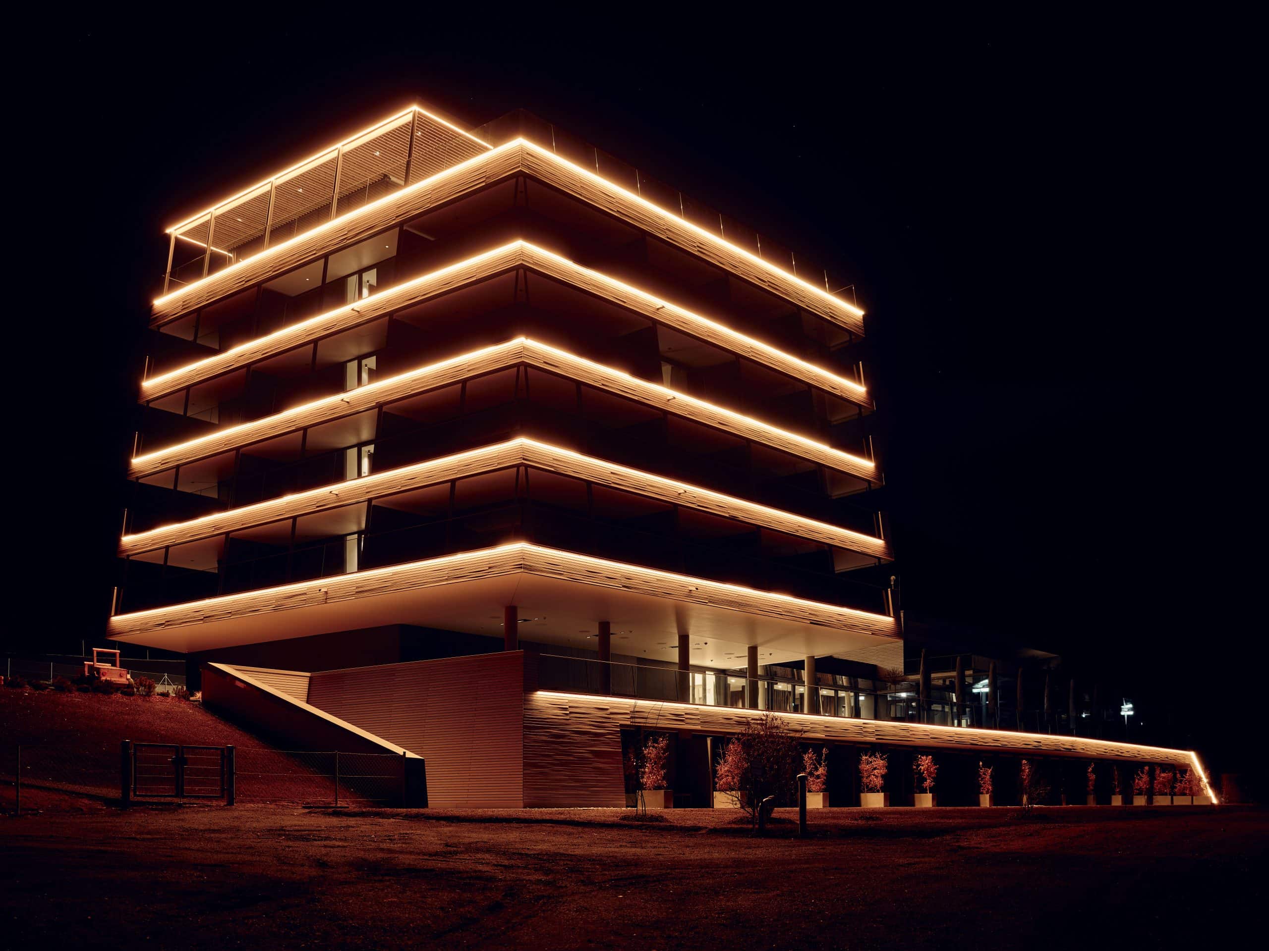 TAUROA_SCHOENBERGHOF_SPIELBERG_AUSSEN_NACHT-scaled