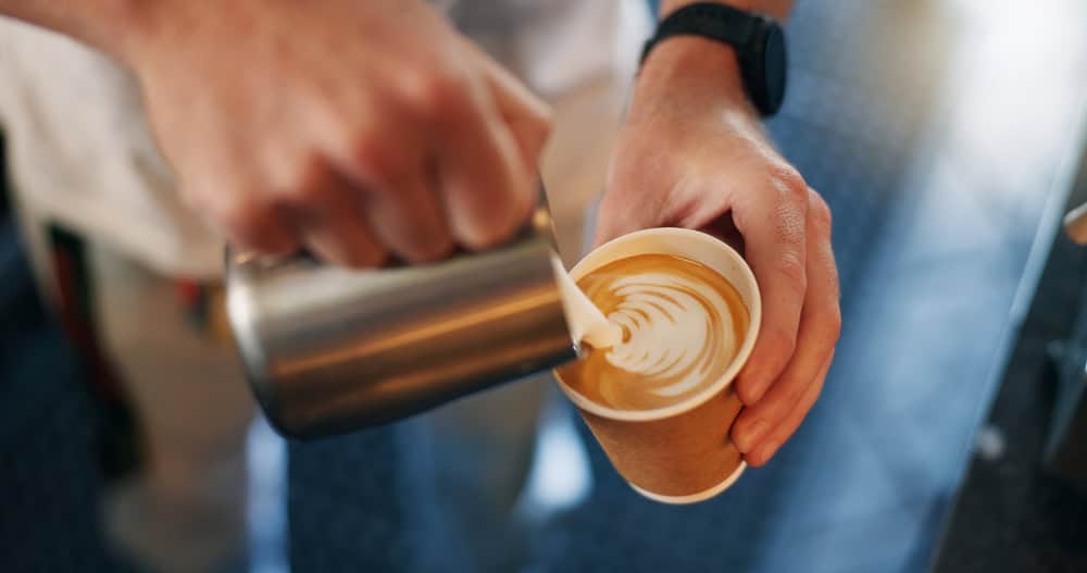 Barista bereitet einen Coffee to go zu